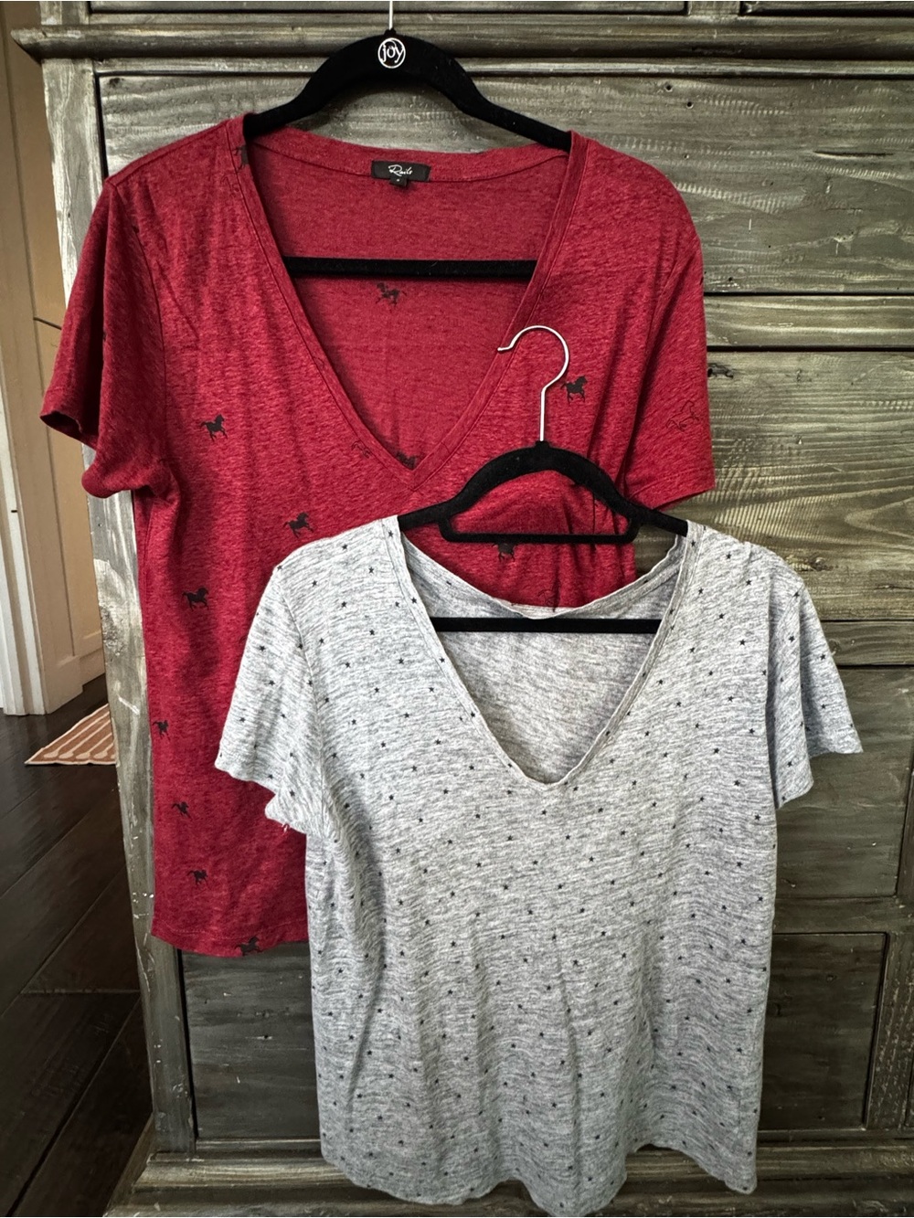 TWO Rails Women's Short Sleeve V-Neck Tees in Red and Light Gray- Cara size Smal